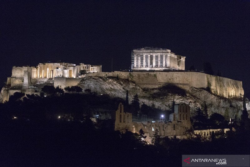 Acropolis dan Parthenon terlihat diterangi dengan sistem pencahayaan baru, di Athena, Yunani, Rabu (30/9/2020). . ANTARA FOTO/Xinhua/Marios Lolos/hp.