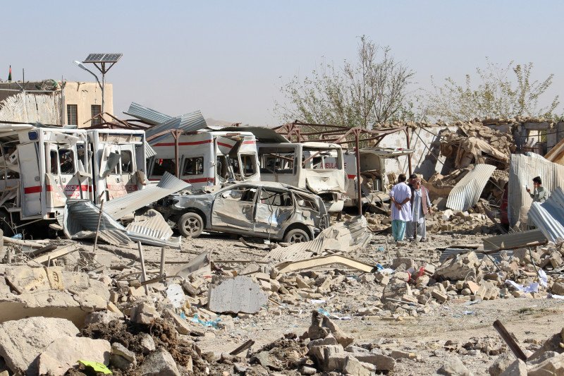dok/Kendaraan rusak terlihat di lokasi serangan bom mobil di Qalat, ibukota provinsi Zabul, Afganistan, Kamis (19/9/2019). (REUTERS/Stringer .)
