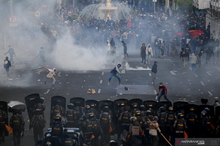 Aksi unjuk rasa menolak UU Ciptaker di Surabaya yang berujung kericuhan pada pekan kemarin