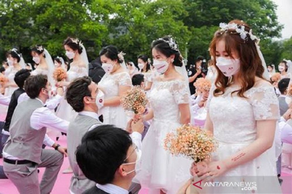 Ada yang unik, pengantin wanita mengenakan masker. Foto : HMP/ANTARA