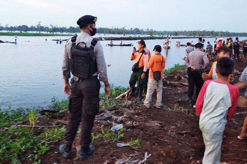 Tim gabungan bersama warga melakukan pencarian seorang bocah yang diduga tengelam di Kanal Sungai Kahayan yang berada di Jalan Mendawai Ujung Palangka Raya, Selasa (6/10/2020). ANTARA/HO

