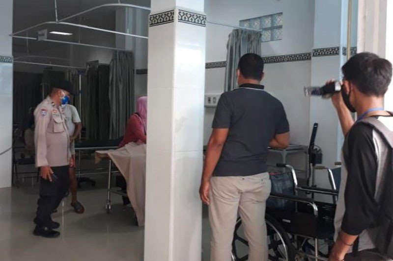 Anggota kepolisian melakukan pengawalan saat jenazah anak yang ditemukan tenggelam dibawa ke RS Bunda Jalan G Obos, Kota Palangka Raya, Selasa (19/1/2021). (ANTARA/HO)