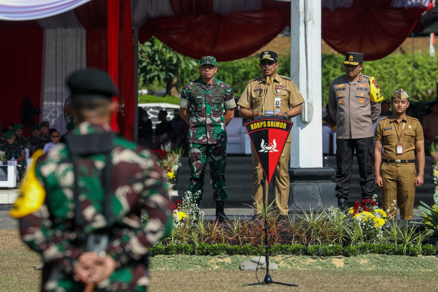 Penjabat Gubernur Jawa Tengah, Nana Sudjana saat memimpin Apel Gelar Pasukan Mantap Praja Candi di Lapangan Parade Kodam IV/Diponegoro, Semarang, Senin (26/8/2024).