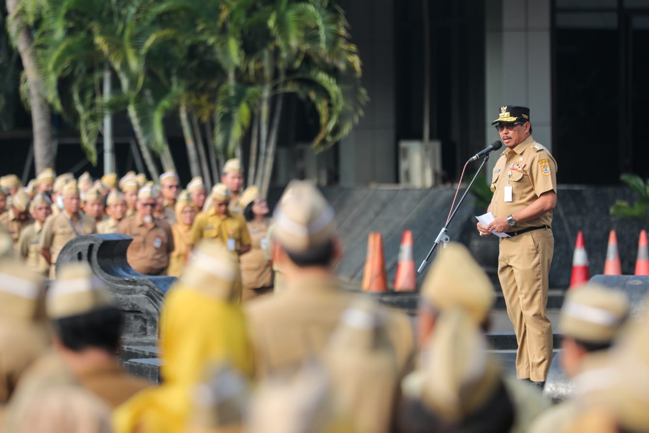 Penjabat (Pj) Gubernur Jateng, Nana Sudjana, saat memimpin Apel Pagi di Halaman Kantor Gubernur, Senin (13/11/2023)