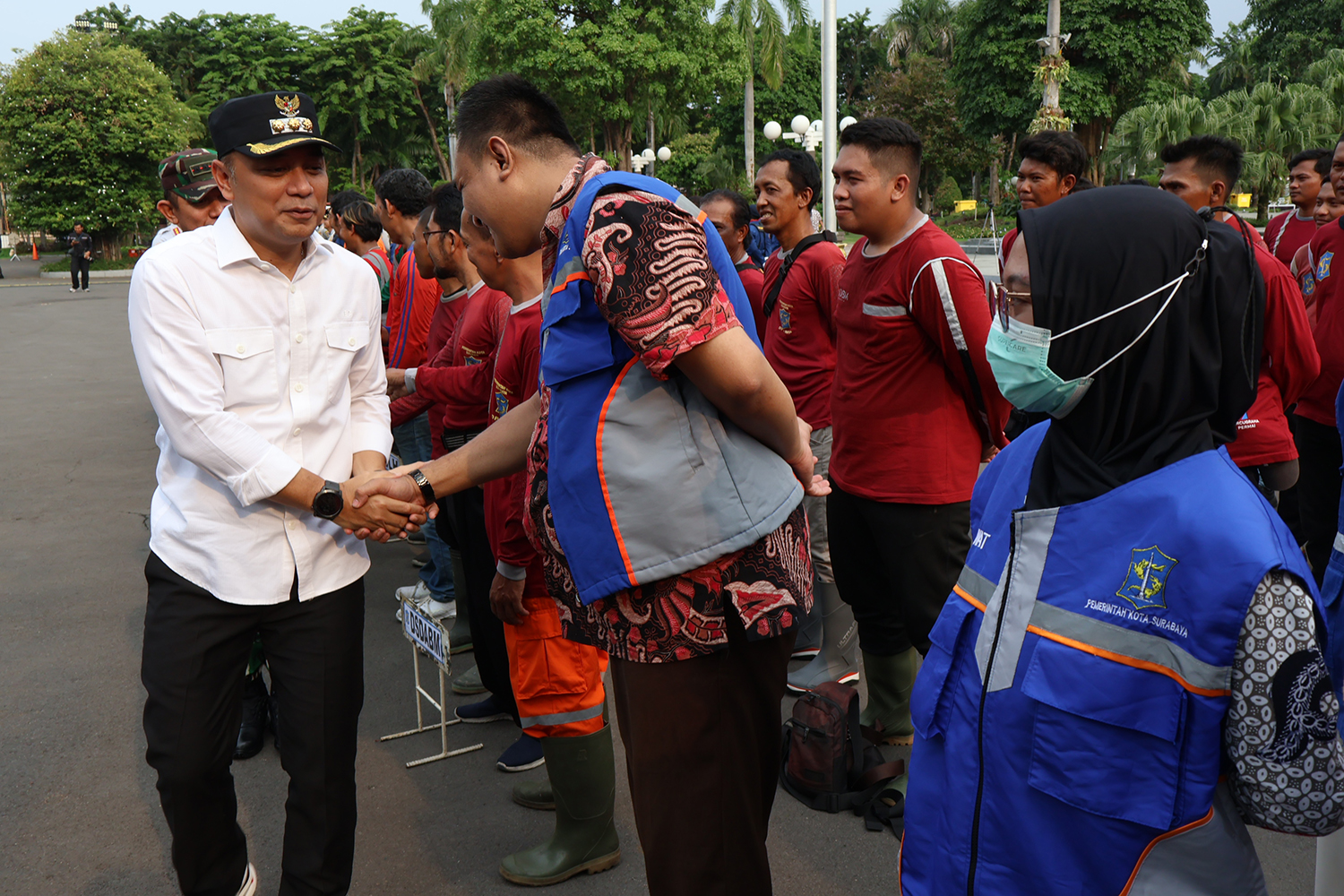Pemerintah Kota (Pemkot) Surabaya menggelar apel pasukan pengamanan Hari Raya Idulfitri 1445 Hijriah di Taman Surya, Balai Kota Surabaya, Kamis (4/4/2024) sore