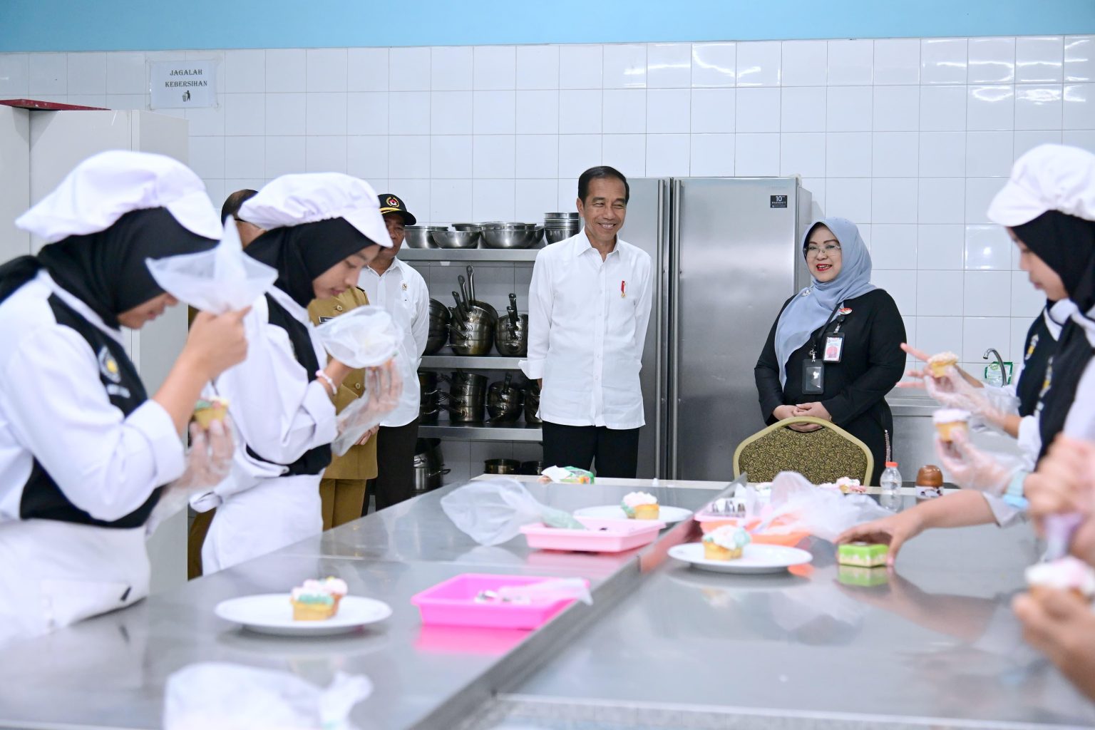 Presiden Jokowi meninjau SMKN 3 Malang di Kota Malang, Provinsi Jawa Timur, pada Kamis (14/12/2023). (Foto: BPMI Setpres/Vico)
