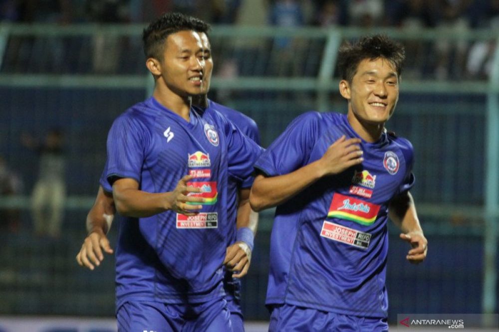 Pesepakbola Arema FC, Oh In Kyun (kanan) melakukan selebrasi usai mencetak gol di gawang Sabah FA-Malaysia dalam kompetisi Piala Gubernur Jatim Grup B di Stadion Kanjuruhan, Malang, Jawa Timur, Selasa (11/2/2020). (ANTARA FOTO/Ari Bowo Sucipto).

