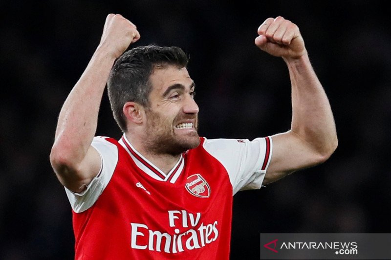 Bek Arsenal Sokratis Papastathopoulos melakukan selebrasi setelah berhasil membuat gol ketiga bagi timnya ke gawang Crystal Palace dalam laga babak lanjutan Liga Inggris, di Stadion Emirates, London, Inggris, Minggu (27/10/2019). Gol Papastathopoulos  akh