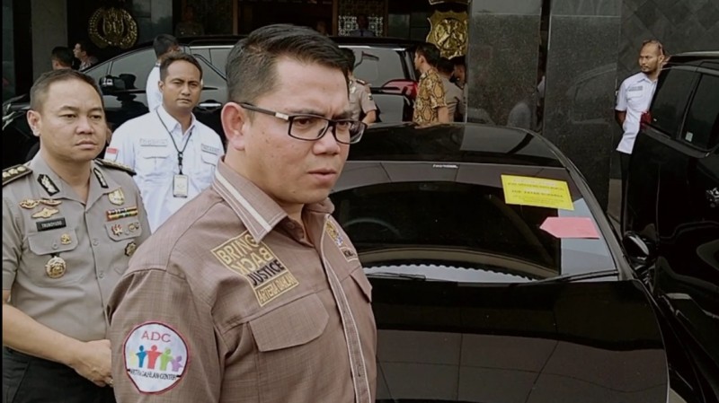 Anggota Komisi III DPR RI, Arteria Dahlan, didampingi Kabid Humas Polda Jatim Kombes Pol Trunoyudo Wisnu Andiko saat berkunjung ke Mapolda Jatim Jl Ahmad Yani, Surabaya. (FOTO HMP/HER)