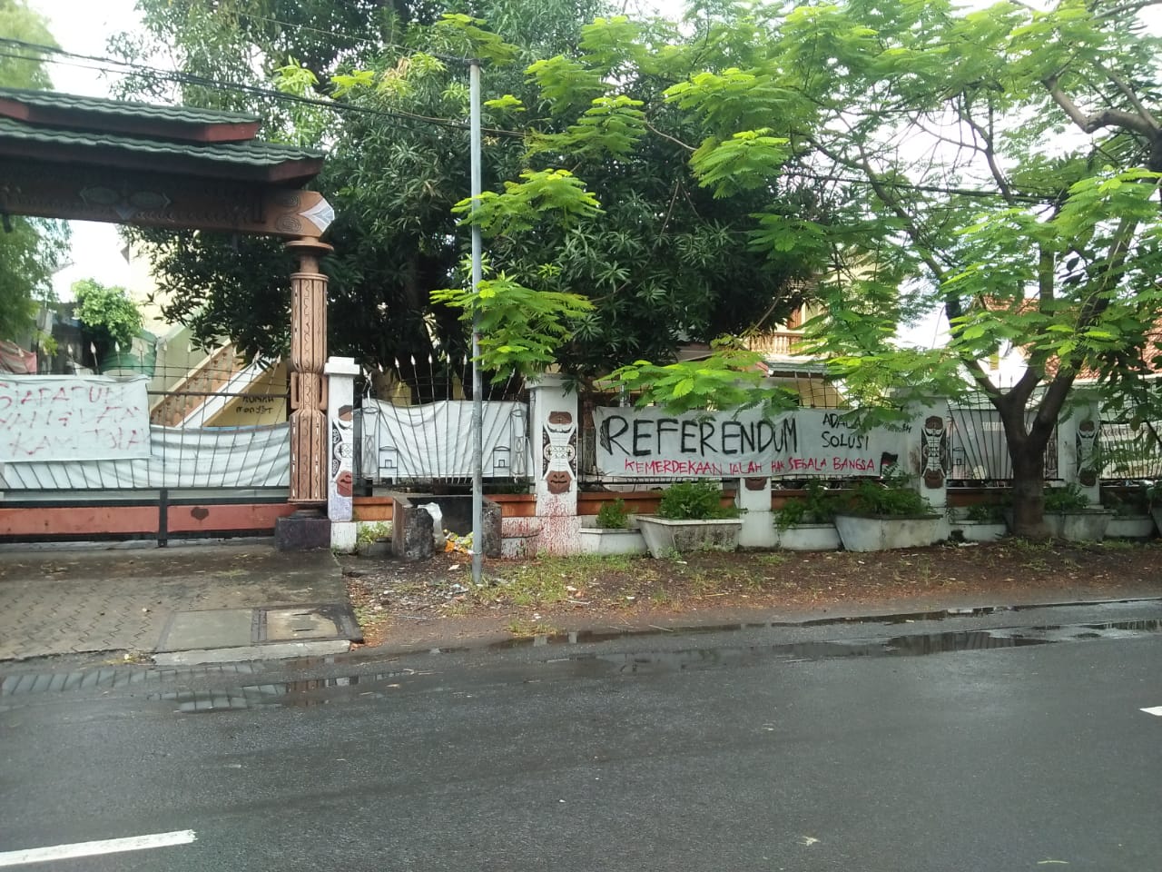 Suasana Asrama Mahasiswa Papua di Jalan Kalasan, Kecamatan Tambaksari, Surabaya, Senin (15/6), sudah lengang ditinggal petugas. 