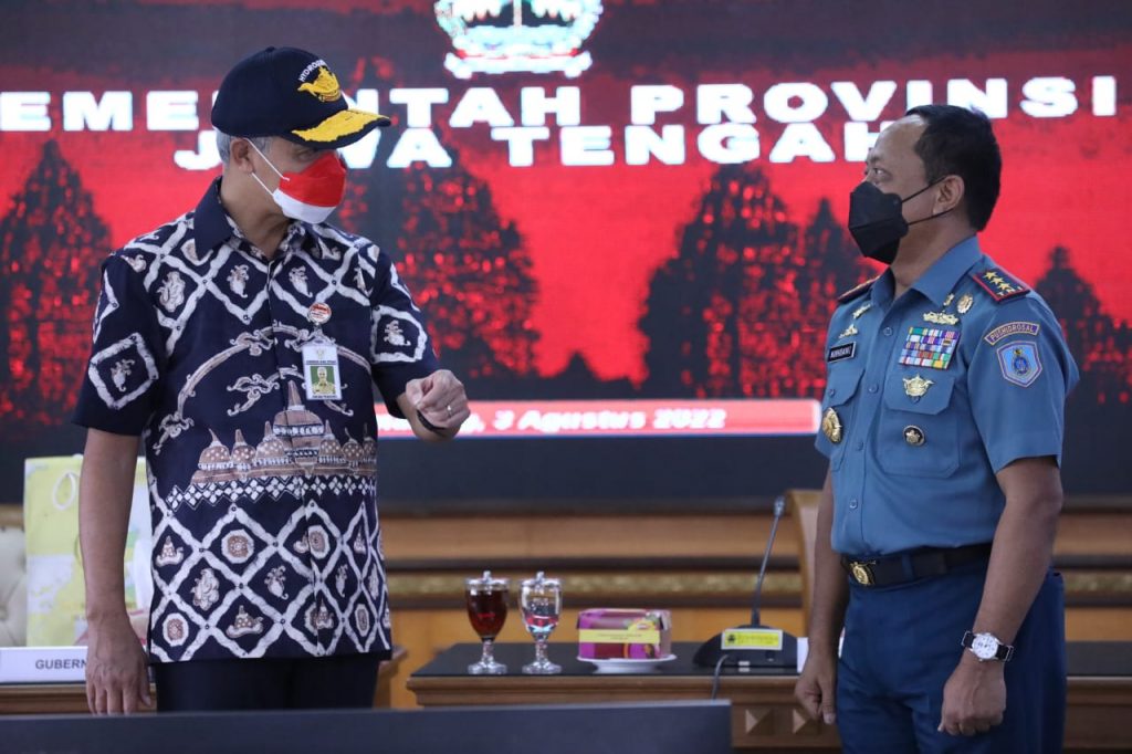 Ganjar Pranowo saat menerima Komandan Pusat Hidro-Oseanografi TNI AL (Pushidronal) Laksamana Madya Nurhidayat, di kantornya, Rabu (3/8/2022). 
