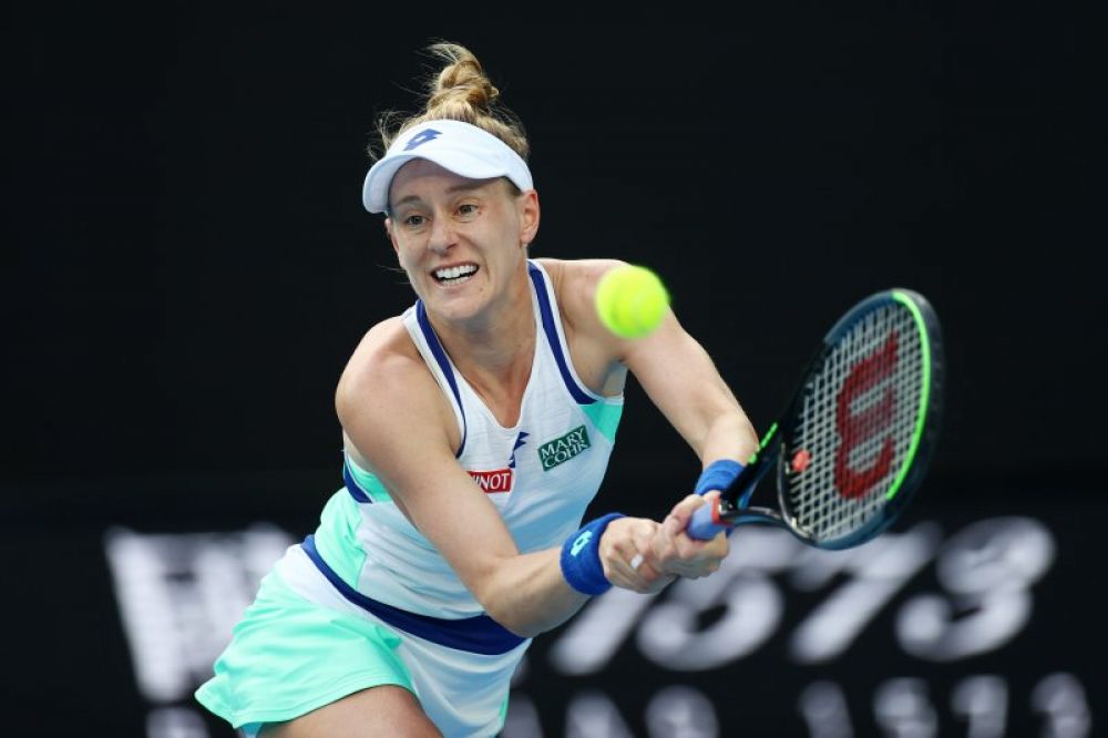 Petenis asal Amerika Serikat Alison Riske mengembalikan bola saat melawan petenis asal Australia Ashleigh Barty dalam babak keempat turnamen tenis Australia Open di Melbourne Park, Melbourne, Australia, Minggu (26/1/2020). (REUTERS/KAI PFAFFENBACH)