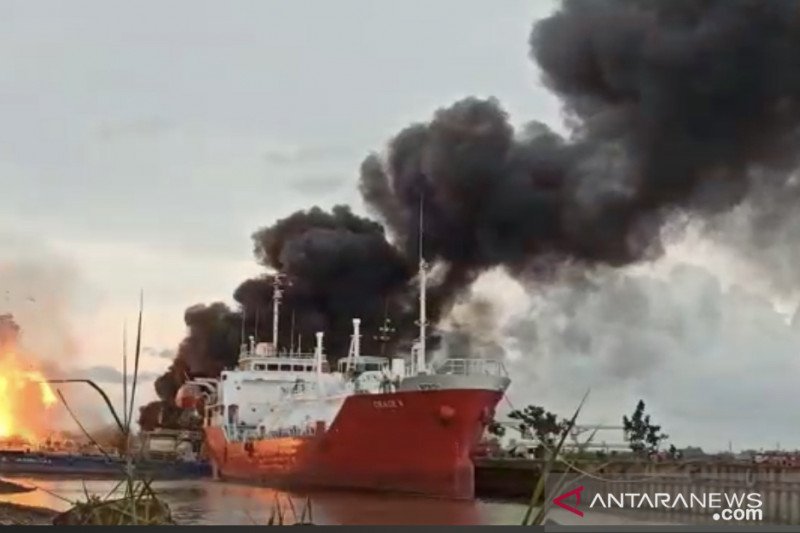 Kapal tongkang Oil Bas GPE (gemilang perkasa energi) milik PT. Barokah Perkasa Samarinda terbakar dan meledak di perairan Sungai Mahakam Samarinda (Arumanto)
