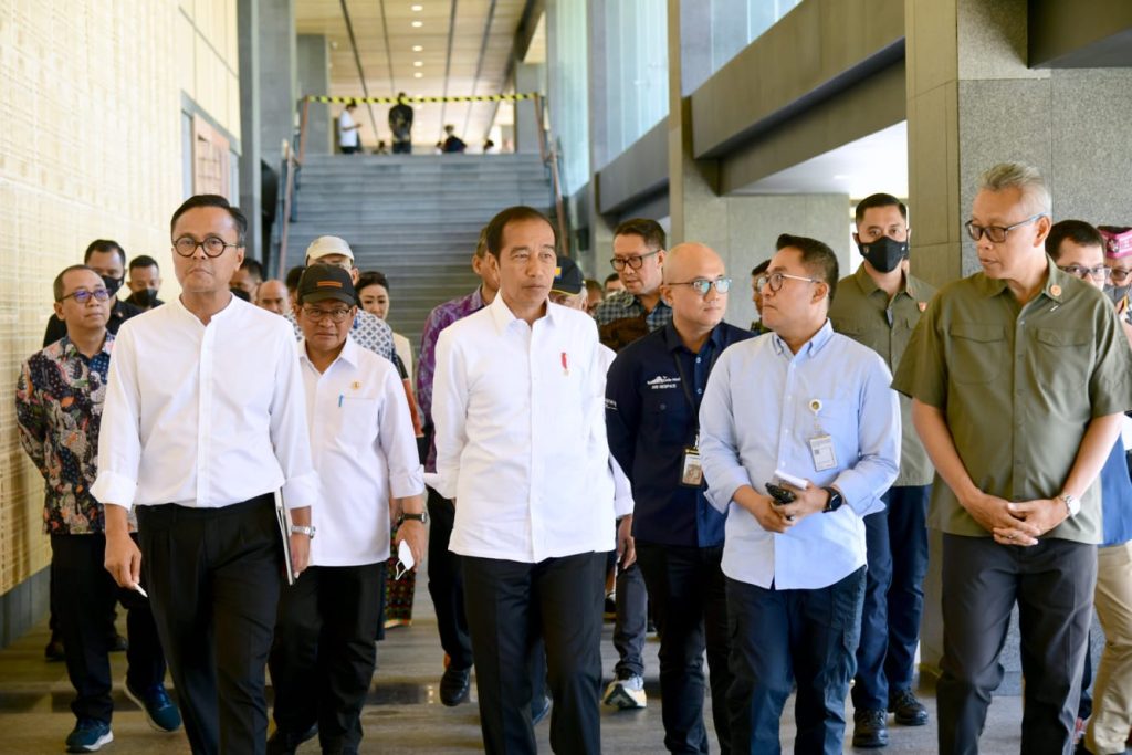 Presiden Jokowi saat meninjau kesiapan sejumlah tempat yang rencananya akan dipergunakan dalam KTT ASEAN ke-42 di Kabupaten Manggarai Barat, Provinsi NTT, Selasa (14/03/2023). (Foto: BPMI Setpres/Muchlis Jr)


