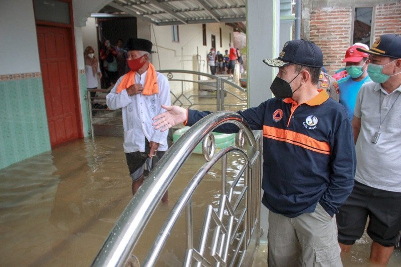 Bupati Pati Haryanto meninjau lokasi banjir. (ANTARA/HO-Dokumentasi.)