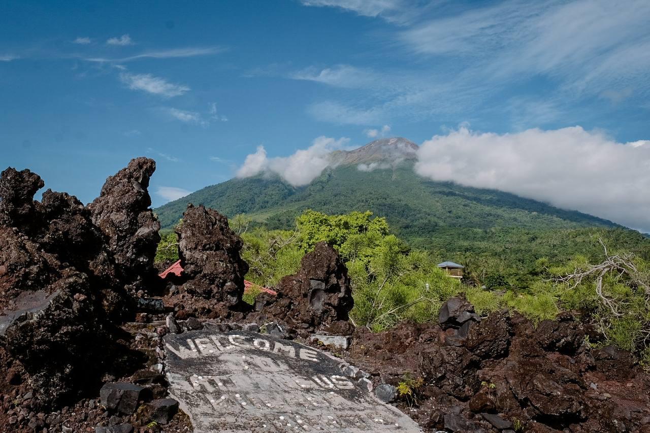 Batu Angus merupakan fenomena geologi yang menarik wisatawan untuk bisa belajar dan berkunjung ke Kota Ternate, Maluku Utara,