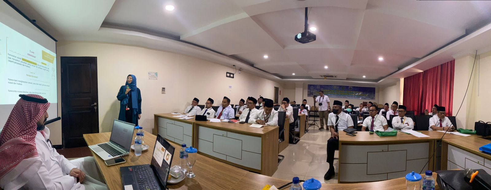 Kemenag) bekerja sama dengan Kementerian Haji (Kemenhaj) Arab Saudi memberikan Bimbingan Teknis (Bimtek) bagi para ketua kloter (kelompok terbang)