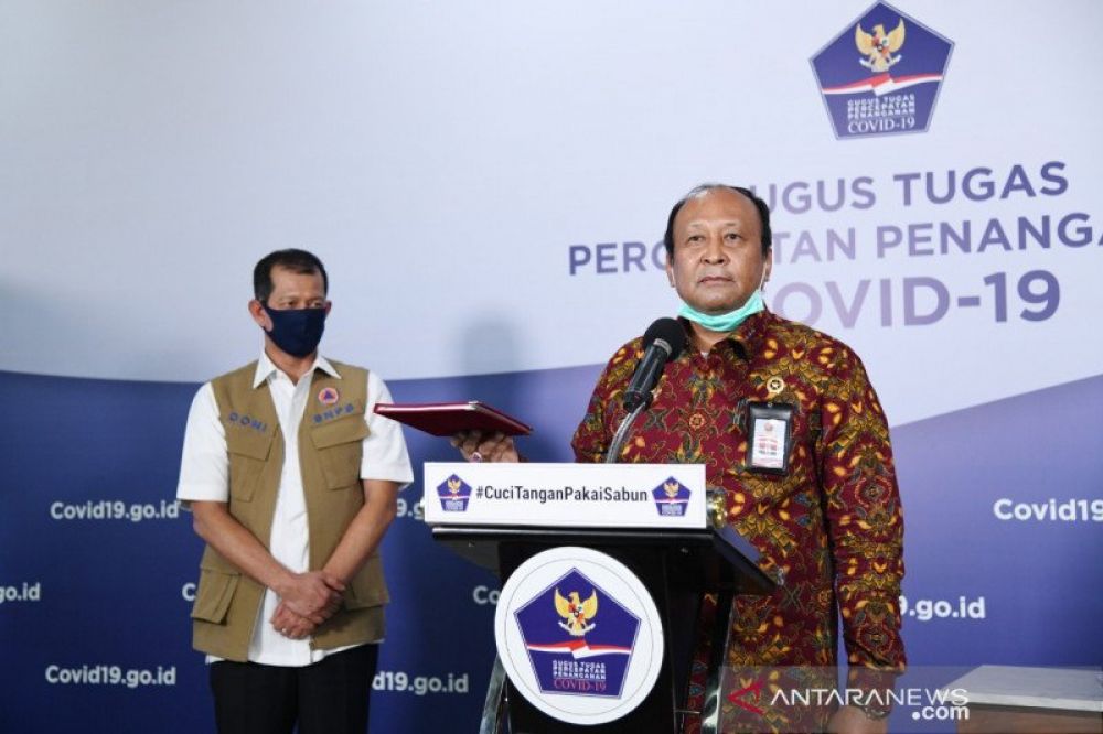 LAWAN CORONA: Wakil Kepala Badan Intelijen Negara (BIN) Letjen TNI Purnawirawan Teddy Lhaksmana (kanan) didampingi Kepala Gugus Tugas Percepatan Penanganan COVID-19 Doni Monardo (kiri) di Graha BNPB Jakarta.  (ANTARA/ HO)