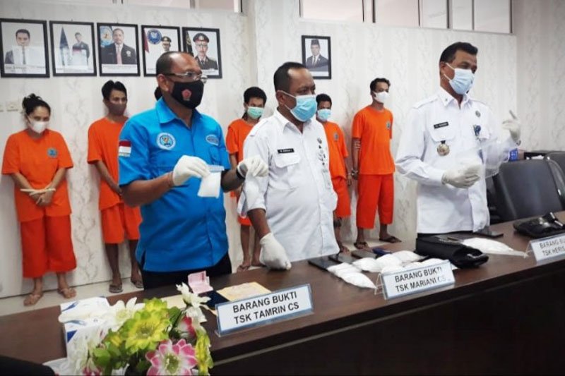 Kepala BNNP Kalteng Brigjen Pol Edi Swasono (kanan) didampingi pejabat BNNP setempat menunjukkan sabu-sabu seberat 1,5 kilogram yang berhasil diungkap oleh anggotanya selama Januari sampai Februari, Senin (15/2/2021). ANTARA/HO-Dokumentasi Pribadi

