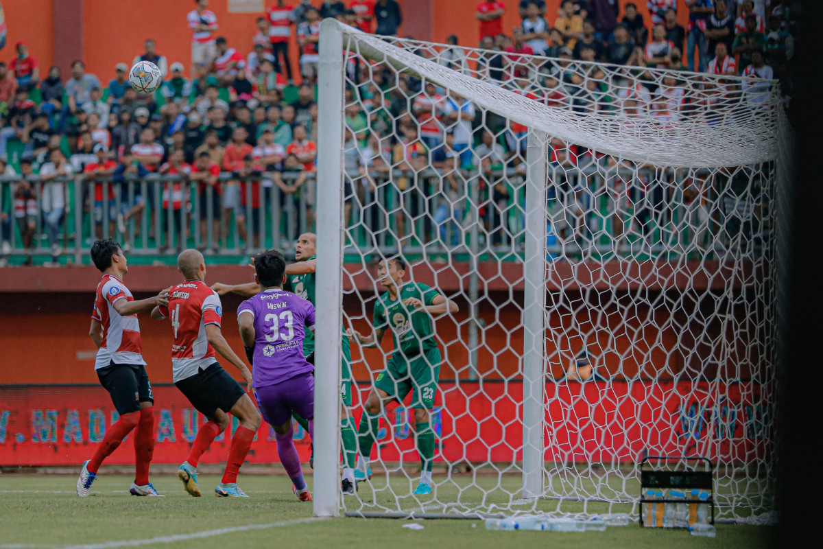Proses gol yang diciptakan Leo Lelis saat melawan Madura United. Leo sudah mengantongi lima gol musim ini. (Persebaya)