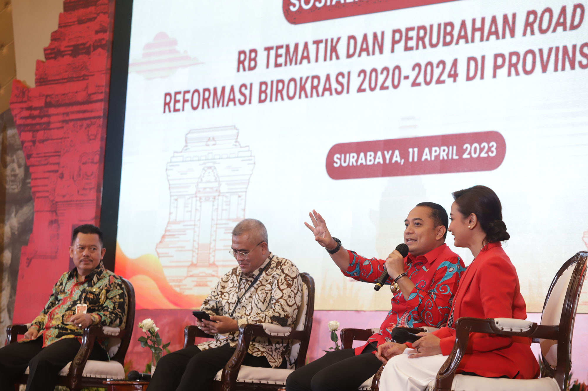 Wali Kota Surabaya Eri Cahyadi saat menjadi salah satu pembicara dalam kegiatan “Sosialisasi dan Asistensi RB Tematik dan Perubahan Road Map Reformasi Birokrasi 2020-2024” di Gedung Badan Pengembangan Sumber Daya Manusia Provinsi Jawa Timur, Selasa (11/4/