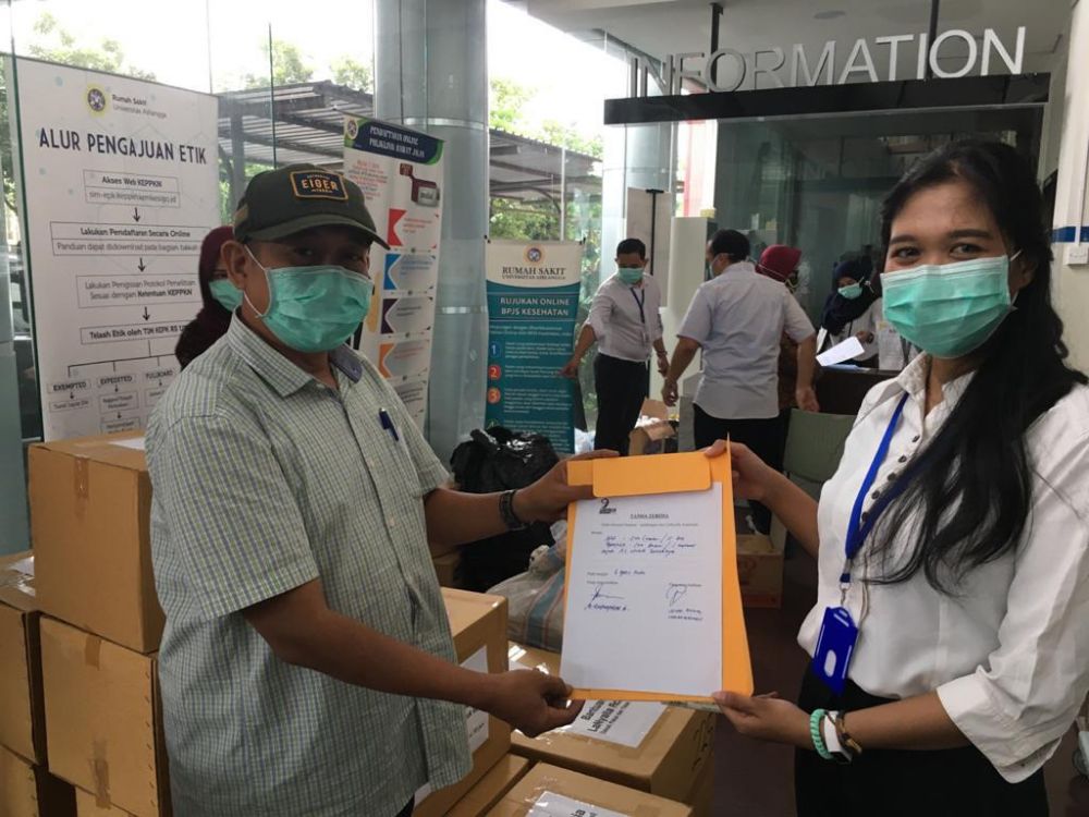 LAWAN CORONA: Bantuan sebanyak 300 unit APD dan 100 box masker standar medis itu diserahkan koordinator Yayasan LaNyalla Academia M. Boy Rahmatullah (kiri). Foto: ist