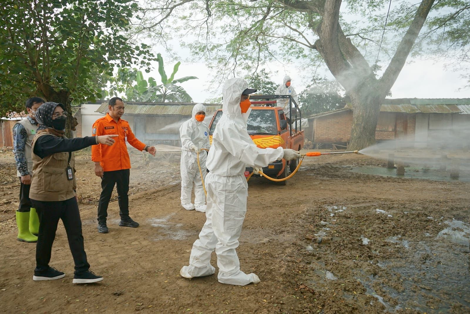 Kalaksa BPBD Jatim Gatot Soebroto saat sosialisasi kepada masyarakat terkait PMK dan melakukan penyemprotan disinfektan di pasar hewan serta mengadakan razia di perbatasan wilayah lalu lintas hewan ternak,