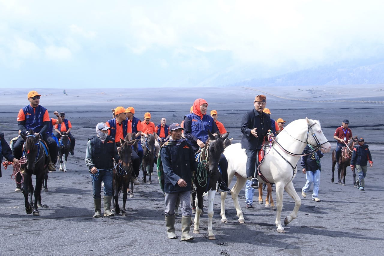 Gubernur Khofifah mengajak para wisatawan untuk mencicipi keindahan alam Indonesia dengan berwisata ke Gunung Bromo dan juga Blue Fire Kawah Ijen yang ada di Jawa Timur.