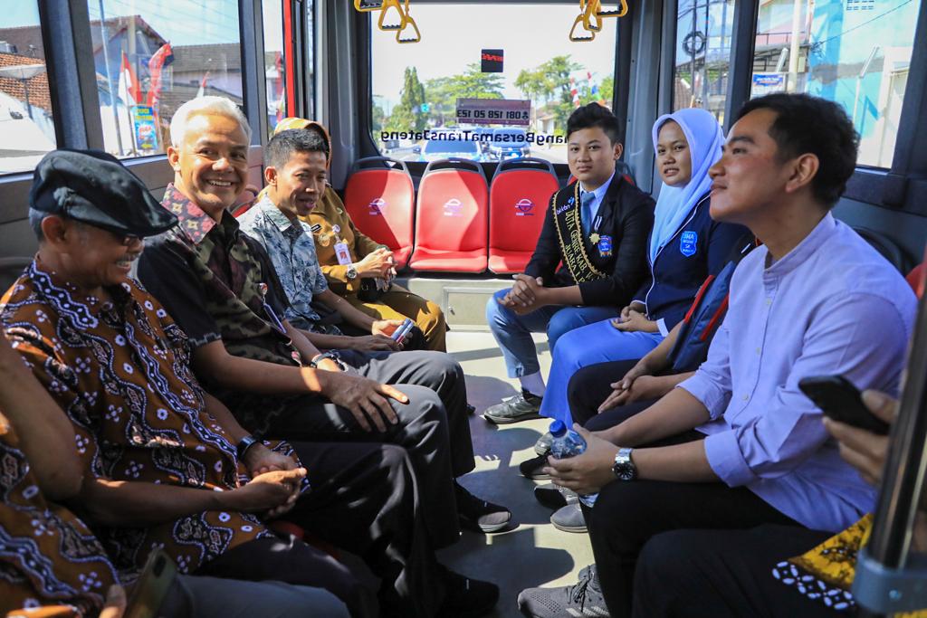 Gubernur Jawa Tengah Ganjar Pranowo meresmikan Koridor VII Trans Jateng rute layanan Solo-Sukoharjo-Wonogiri di Alun-alun Giri Krida Bakti, Selasa (8/8/2023).