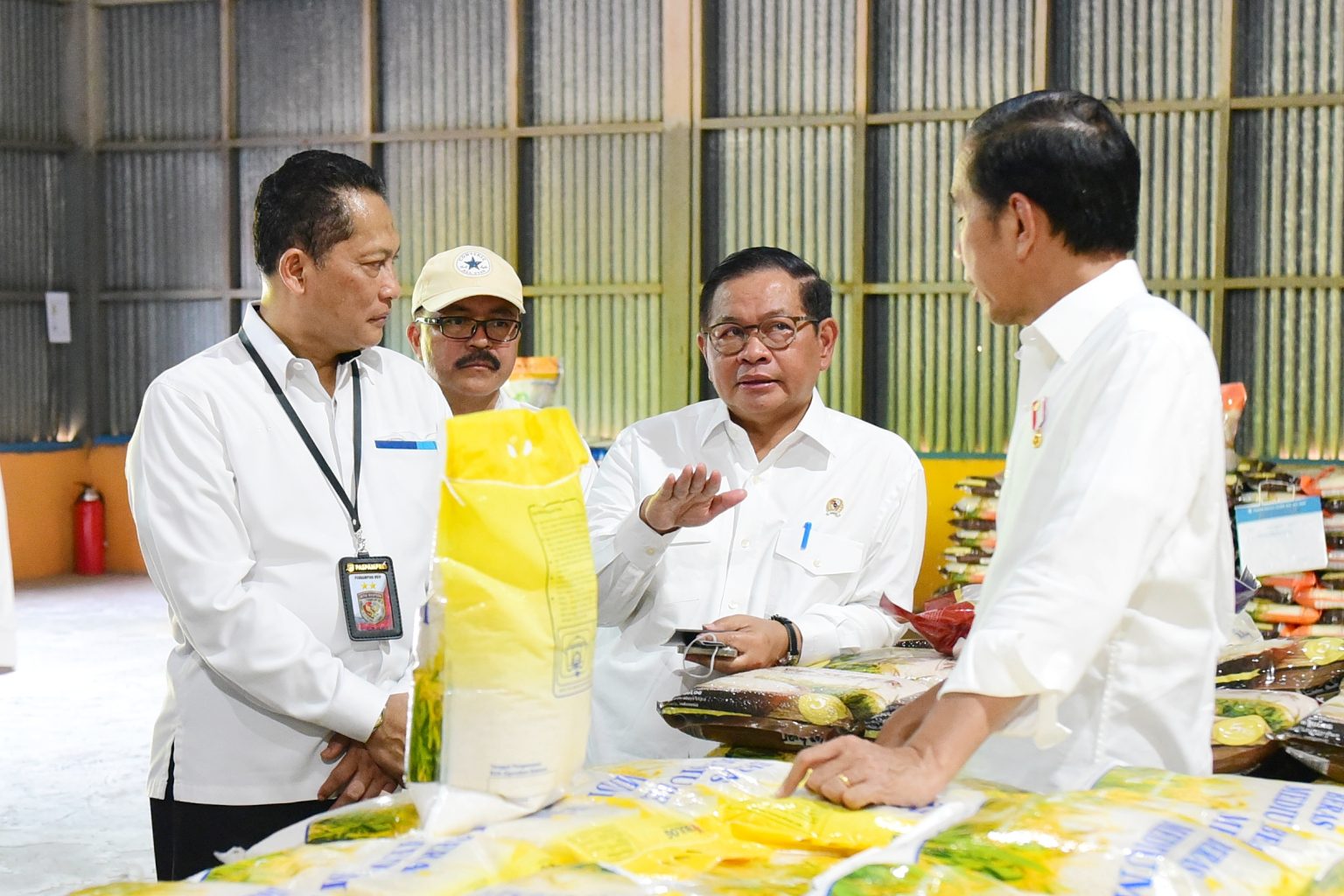 Presiden Jokowi meninjau Gudang Bulog Batangase, Maros, Sulawesi Selatan, Kamis (30/03/2023) (Foto: Humas Setkab/Rahmat)



