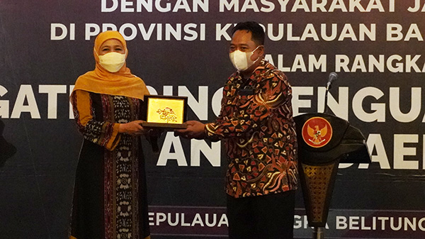 Gubernur Jawa Timur, Khofifah Indar Parawansa, mengadakan pertemuan dengan masyarakat Jawa Timur di Provinsi Bangka Belitung
