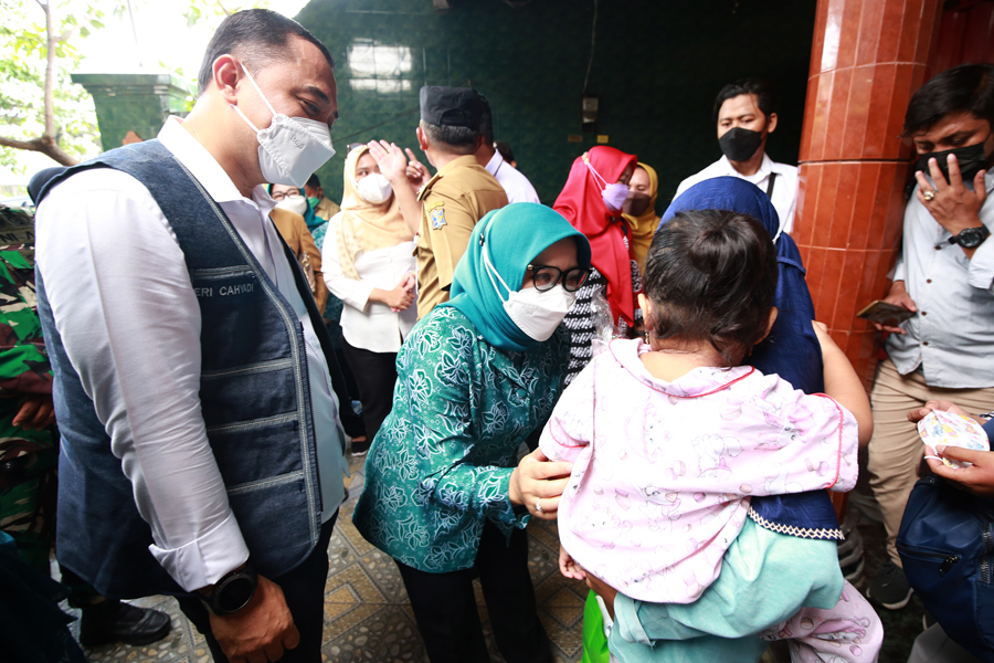  Wali Kota Surabaya Eri Cahyadi bersama Ketua TP PKK Kota Surabaya Rini Indriyani Eri Cahyadi keliling ke perkampungan warga melewati gang-gang kecil untuk memberikan bantuan kepada anak stunting, Senin (20/12/2021).