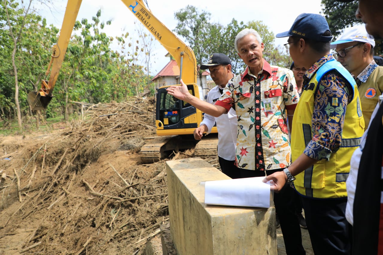 Gubernur Jawa Tengah Ganjar Pranowo saat mengunjungi Desa Sinomwidodo, Kecamatan Tambakromo, Rabu (7/12/2022).
