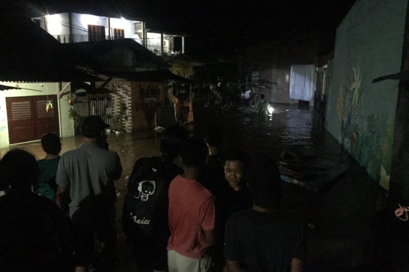 Sejumlah warga menyaksikan banjir bandang yang menerjang Kecamatan Sumbawa, dan Labuhan Badas, Kabupaten Sumbawa, NTB, Jumat malam (29/1/2020). ANTARA/HO/BPBD Sumbawa