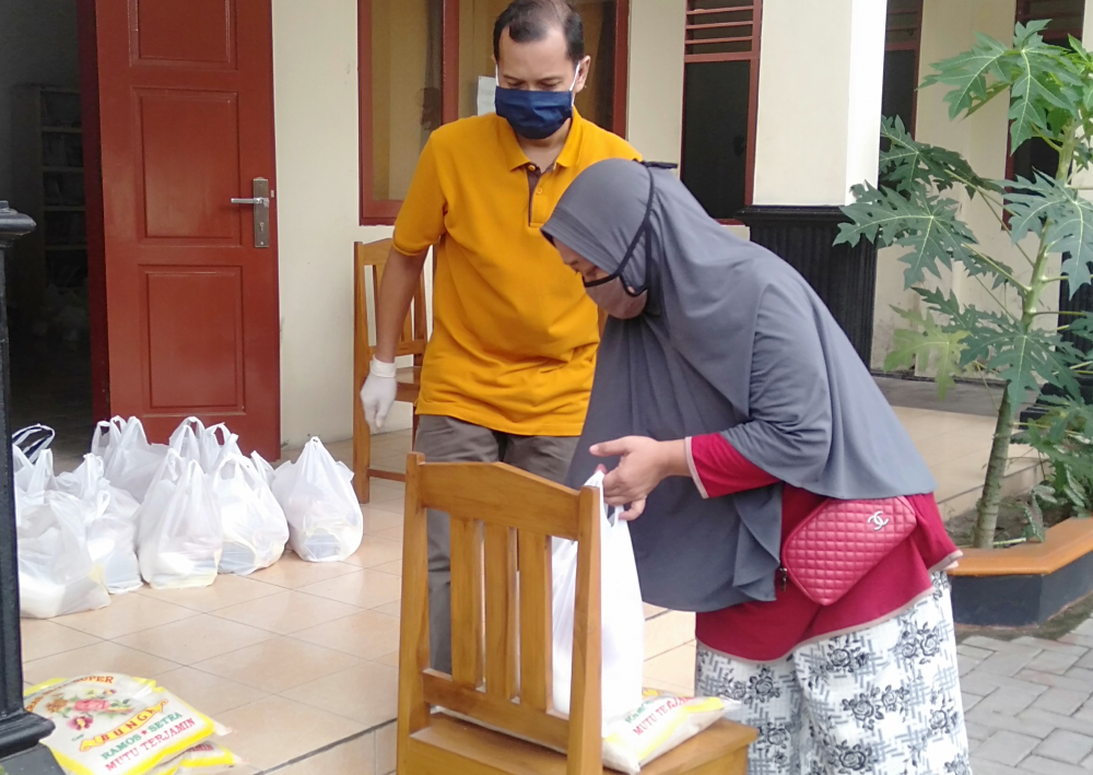 Pembagian Bansos di Desa Bangunharjo, Bantul (Foto: HMP/Daru)