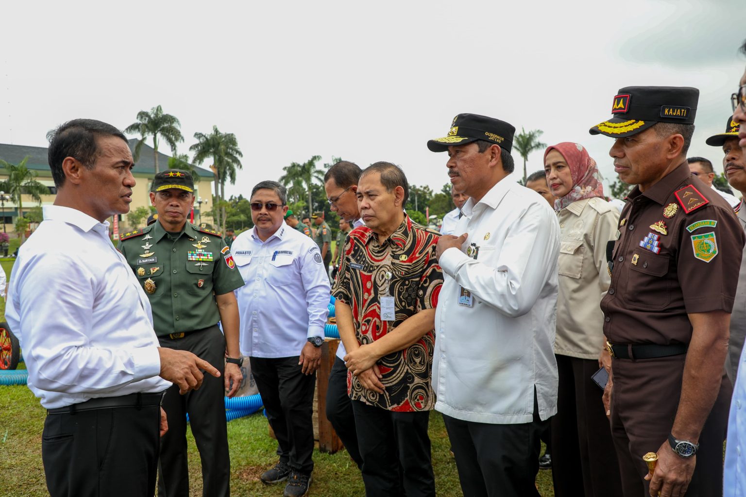 Pj Gubernur Jawa Tengah, Nana Sudjana saat mendampingi Menteri Pertanian RI Andi Amran Sulaiman, menyerahkan bantuan alsintan di Makodam IV/Diponegoro, Selasa (23/4/2024).