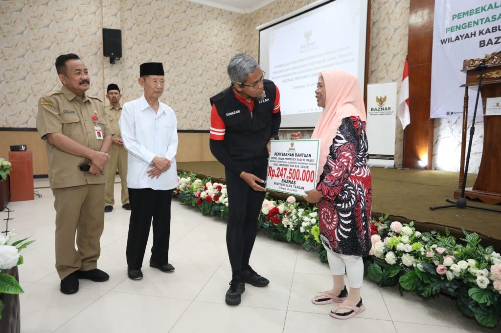 Sebanyak 99 orang mustahik menerima bantuan modal usaha produktif program pengentasan kemiskinan ekstrem di Kabupaten Grobogan dan Demak.