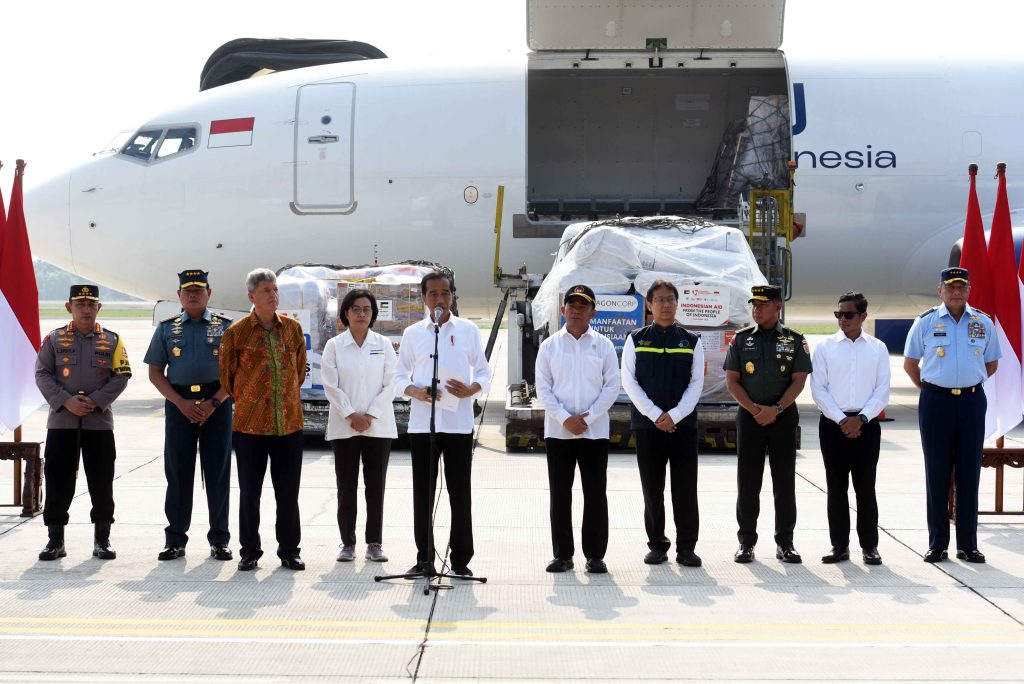 Presiden Jokowi pada Pelepasan Bantuan Kemanusiaan untuk Palestina, Senin (20/11/2023), di Pangkalan TNI AU Halim Perdanakusuma, Jakarta, Senin (20/11/2023). (Foto: Humas Setkab/Rahmat)

