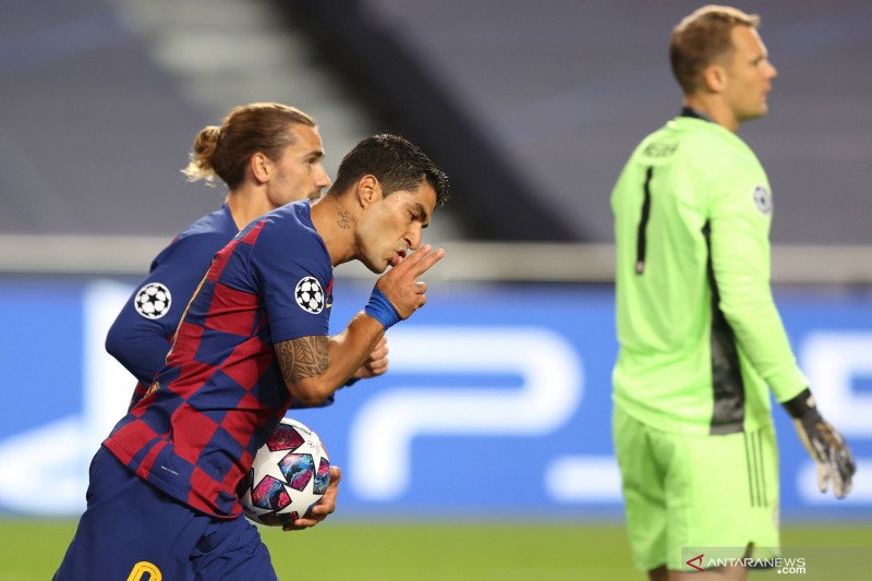 Pesepak bola Barcelona Luis Suarez (kiri) melakukan selebrasi setelah berhasil membobol gawang Bayern Munich dalam laga perempat final Liga Champions, di Estadio da Luz, Lisbon, Portugal, Jumat (14/8/2020). Pertandingan ini berlangsung tertutup tanpa keha