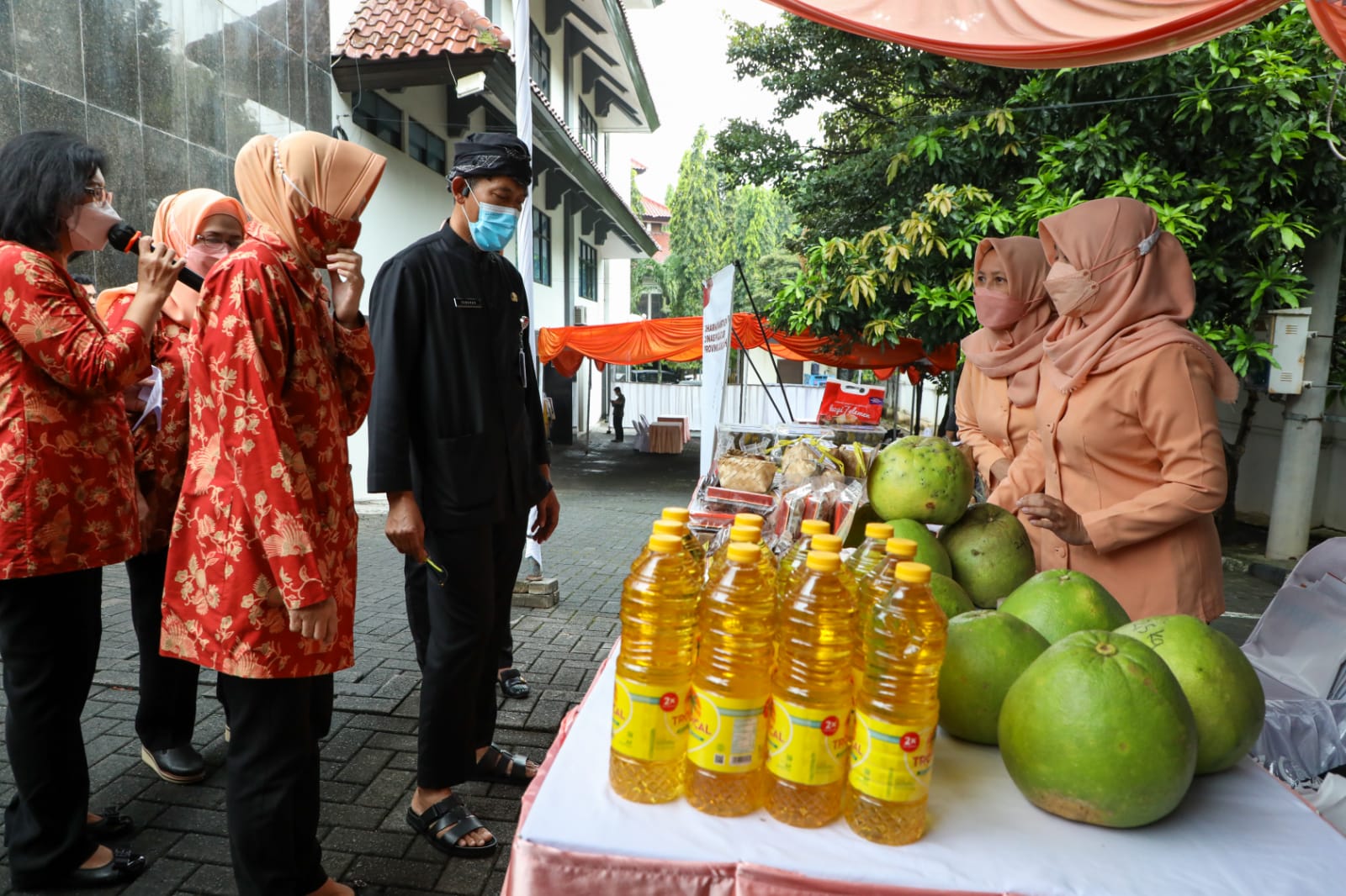 Sekda Jateng Sumarno bersama jajaran DWP berkesempatan menilik stan-stan Bazar Ramadan yang diadakan Dharma Wanita Persatuan (DWP) Provinsi Jateng, di halaman kantornya, Jalan Menteri Supeno 2B Semarang, Kamis (21/4/2022)