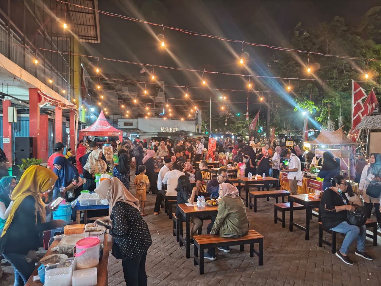 Bazar Senja Surya dibuka pada tanggal 7 - 31 Agustus 2023 di halaman Pasar Kembang Surabaya. Sejak pukul 18.00 - 22.00 WIB, masyarakat bisa menikmati kuliner enak sembari nonton live musik akustik di sana. 