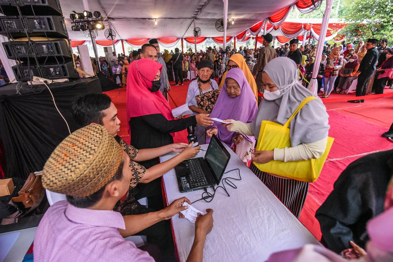 Baznas Surabaya Salurkan ZIS untuk Ribuan Keluarga Miskin dan Anak Yatim