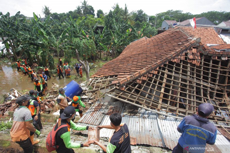Banjir Terjang Tiga Lokasi di Jakarta, 249 Orang Mengungsi
