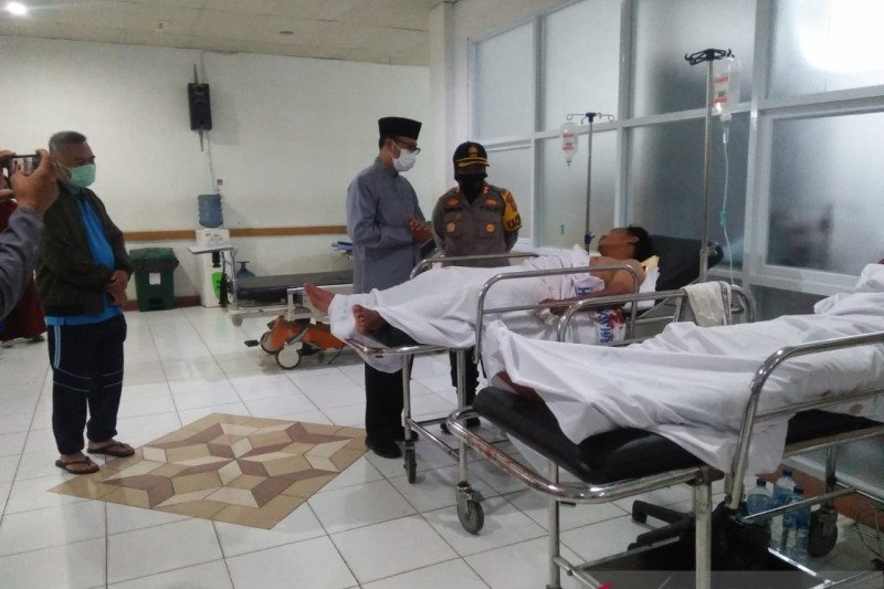 Wali Kota Sukabumi Achmad Fahmi dan Kapolres Sukabumi Kota AKBP Sumarni mengunjungi anggota ormas yang terluka saat bentrokan di RSUD R. Syamsudin S.H. Kota Sukabumi, Jabar, Minggu (1/11/2020). (ANTARA/Aditya Rohman)

