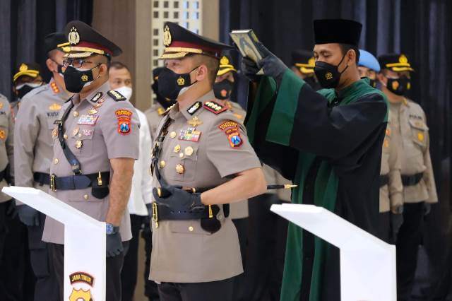 Serah terima jabatan (sertijab) Pejabat Utama dan Jajaran Kapolres/ta, yang berlangsung di Gedung Mahameru mapolda Jatim, Senin (9/8/2021).