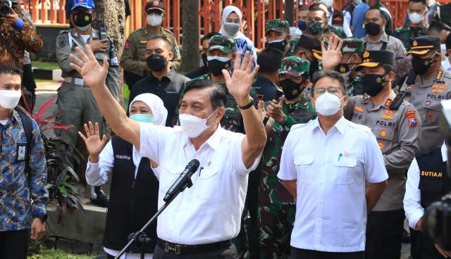  Menteri Koordinator Bidang Kemaritiman dan Investasi (Menko Marves) Luhut Binsar Pandjaitan bersama Menteri Kesehatan Budi Gunadi Sadikin  dan Gubernur Jatim Khofifah menyapa pasien Covid-19 saat menjalani isolasi di kantor BPSDM Malang.