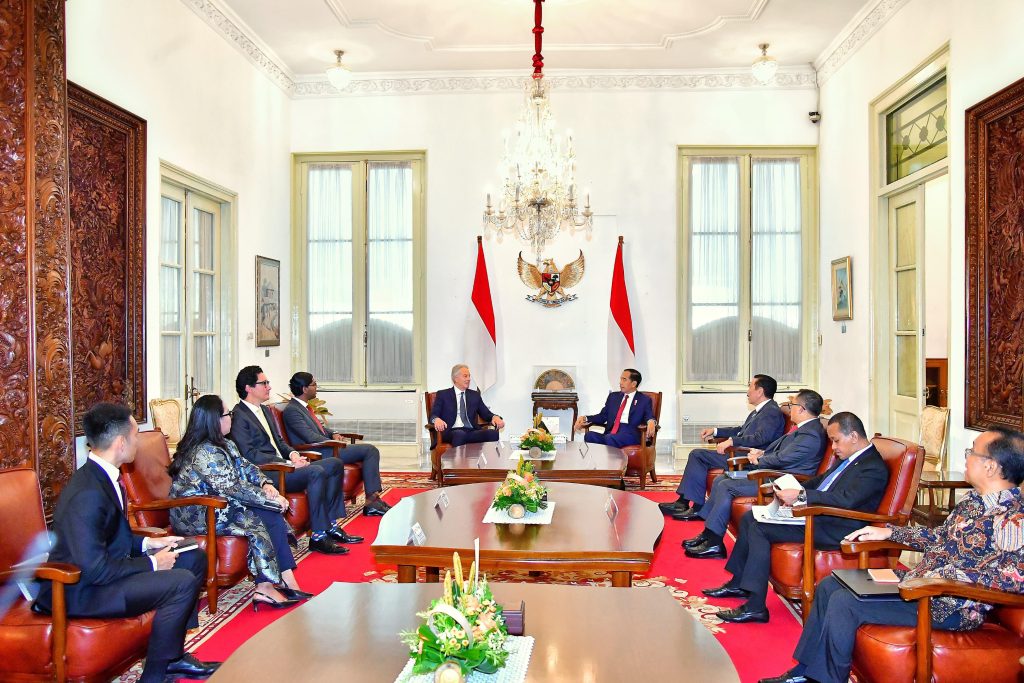 Presiden Jokowi saat menerima mantan Perdana Menteri Inggris Tony Blair beserta delegasi, di Istana Merdeka, Jakarta, Kamis (18/04/2024). (Foto: BPMI Setpre/Vico)
