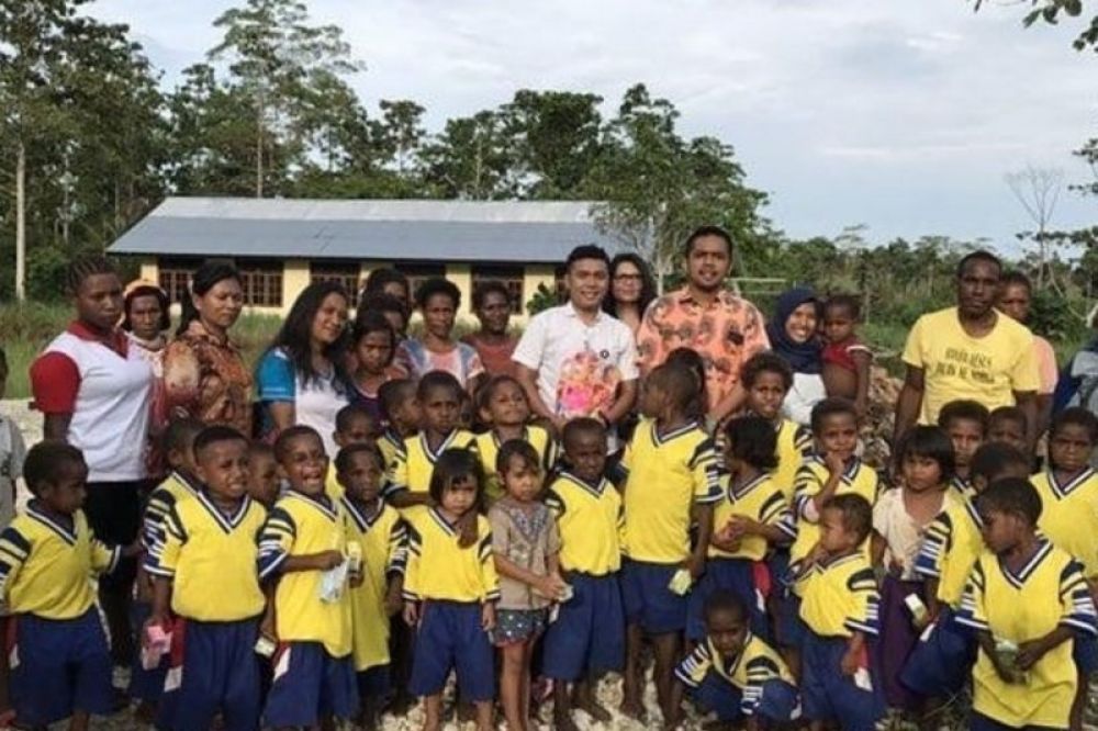 Staf Khusus Presiden, Billy Mambrasar (kemeja putih, tengah) berpose dengan anak-anak di salah satu panti asuhan di Kabupaten Keerom, Papua. (ANTARA /HO-Billy Mambrasar)

