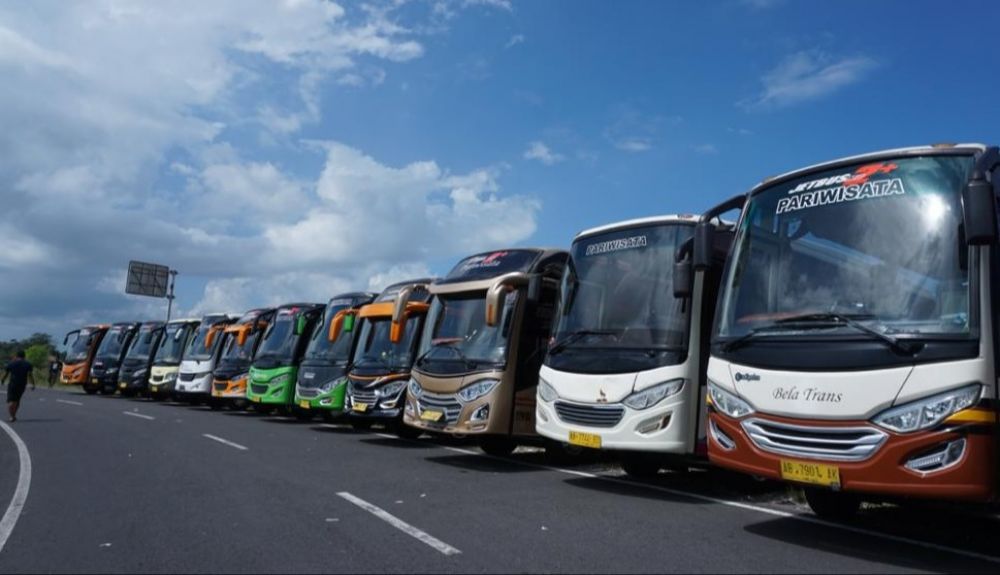 Puluhan bus panasi mesin (Foto: HMP/Daru)