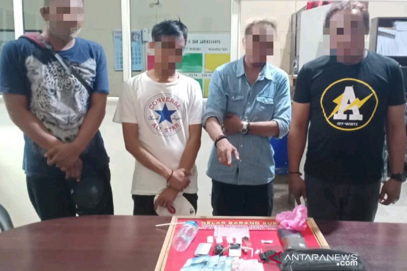 Polisi menunjukkan hasil penangkapan kasus narkoba dengan pelaku seorang anggota dan dua pecatan Polri serta warga sipil dengan barang bukti 19 gram sabu-sabu, di Mapolda NTB. (ANTARA/HO-Polda NTB)